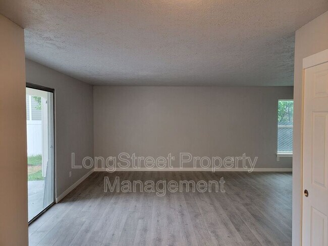 Building Photo - 627 3rd St