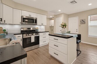 Building Photo - 13843 Northlake Dr