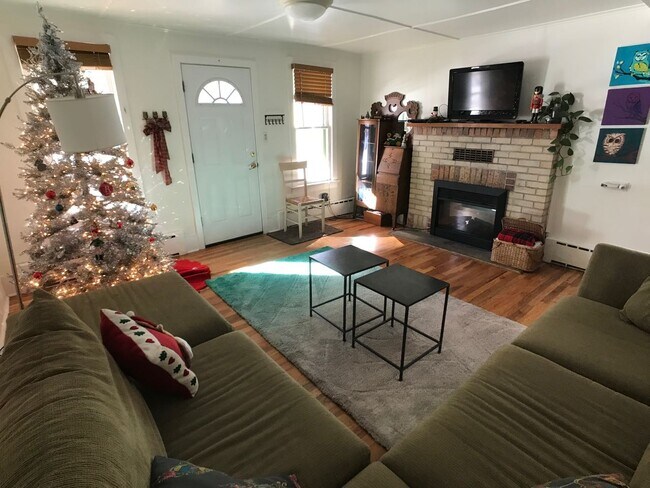 Bright & Cheery - 1107 Illinois St