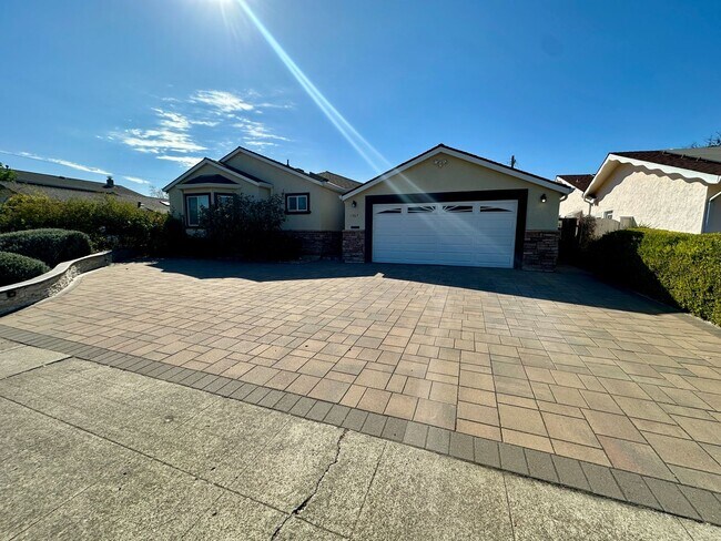 Building Photo - DESIRABLE 4 BEDROOM HOME LOCATED IN TOP TI...