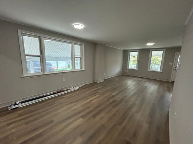 Building Photo - 347 W Woodland Ave