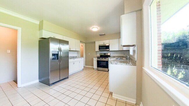 Foto del edificio - Spacious 3 Bedroom 1.5 Bath Home- Located ...