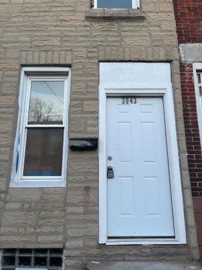 Building Photo - Stunning Renovated 3 Bedroom home, great l...