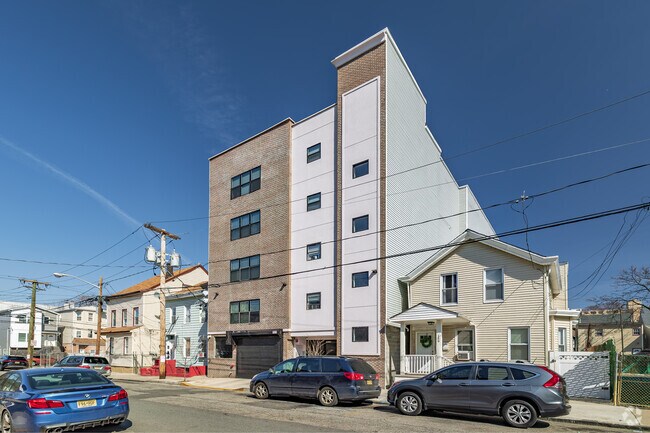 Building Photo - 135 Beech St