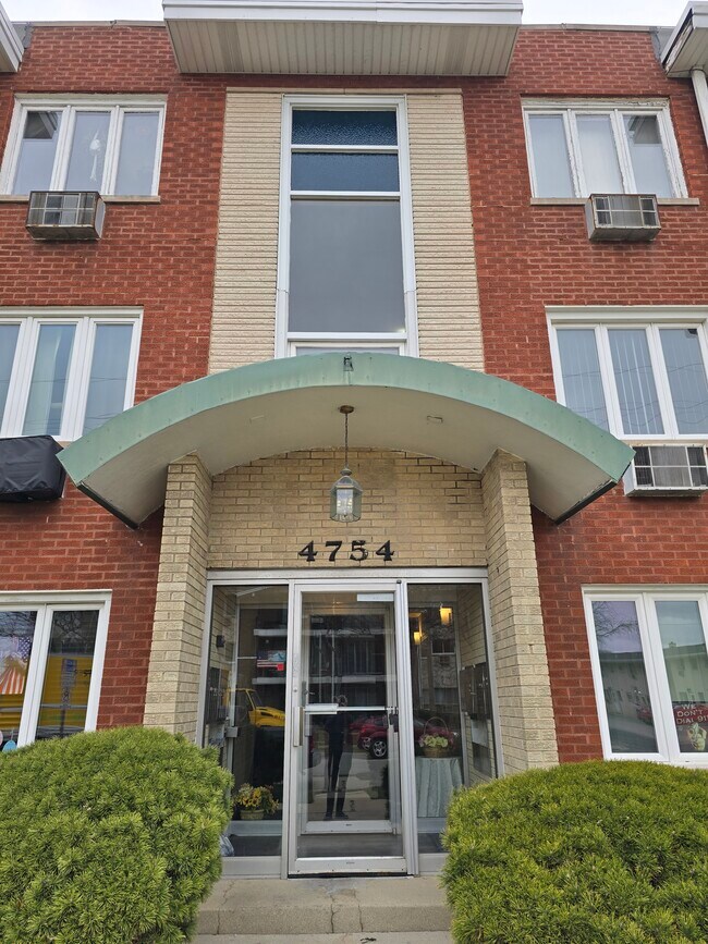 Building Photo - 4754 W 101st St