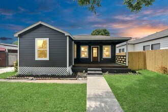 Building Photo - 1218 Des Jardines St