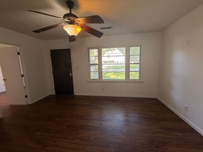 Foto del edificio - Charming 3 Bedroom 1 Bath Home AVAILABLE NOW!!
