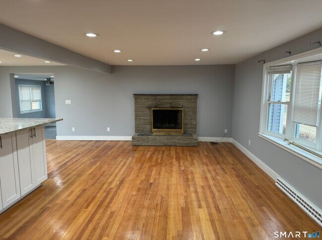 Building Photo - 16 Wedgewood Dr
