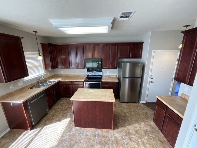 Foto del edificio - "Charming 3-Bed Oasis with Granite Touches & Cozy Fireplace in Cibolo!"
