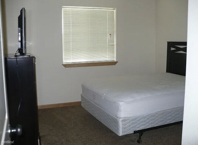 Building Photo - 3 br, 2.5 bath House - 828 Knife River Dri...