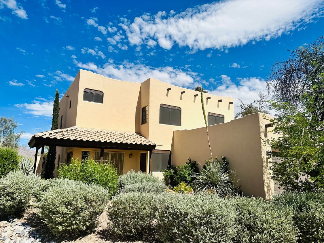 Foto principal - Beautiful Santa Fe Home on Large Corner Lot!