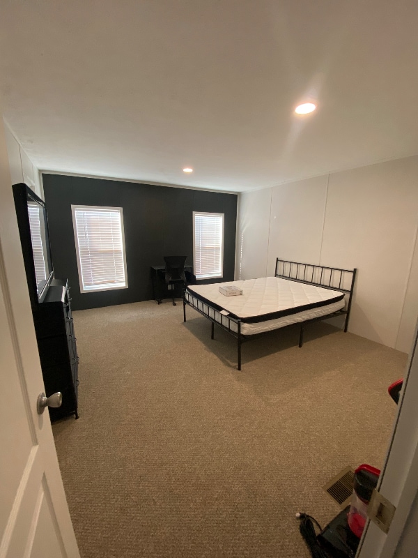 Building Photo - 325 Robin Ln