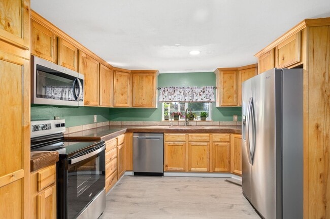 Building Photo - Spacious 3 Bed Home in Central Valley Scho...