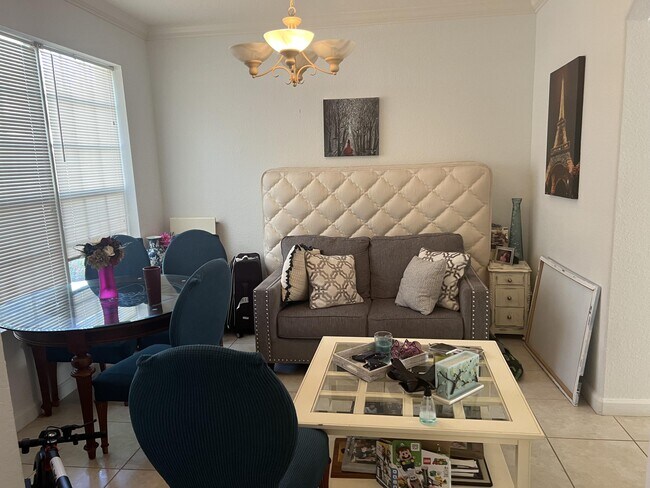 Foto del edificio - 8119 Bautista Way