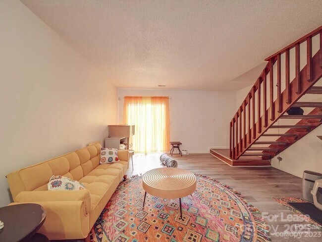Building Photo - 4044 Briarhill Dr