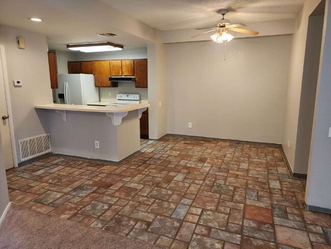 Building Photo - 2 Bed/2 Bath Condo in Tempe with Great Ame...