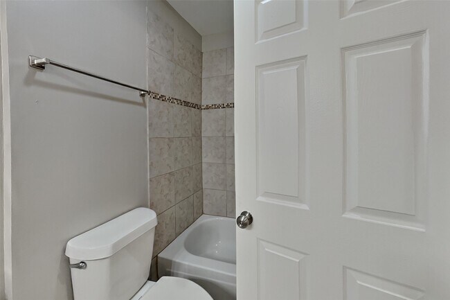 Foto del edificio - 80 Laughing Brook Ct