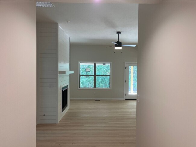 Foto del edificio - Beautiful, brand-new, 3-bedroom, 2-bath home in Nixa with a 3-car garage.