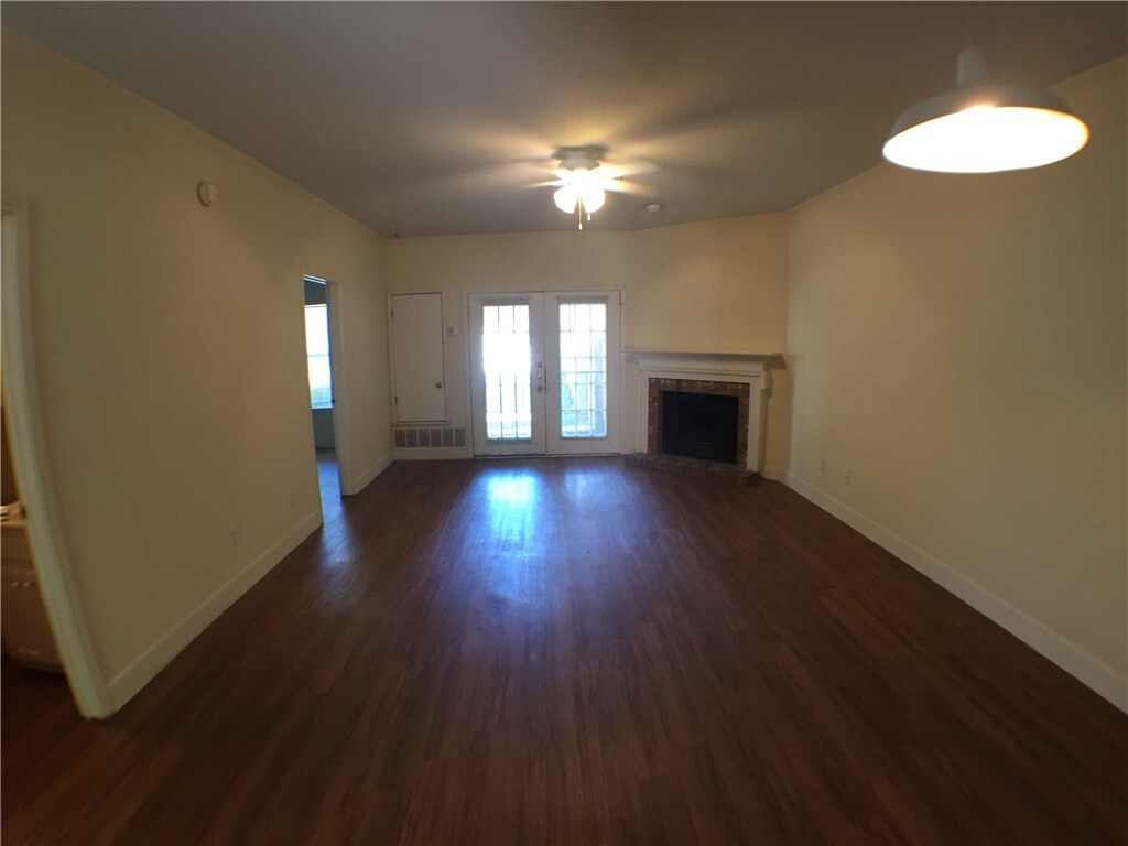 Primary Photo - 2100 San Gabriel St
