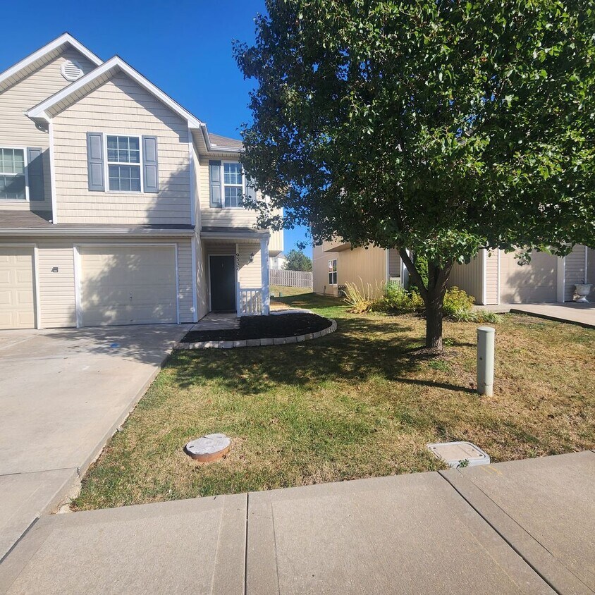 Primary Photo - Generously Sized 3 bedroom, 2.5 bathroom i...