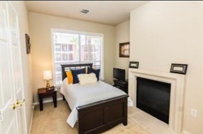 Foto del edificio - 2400 McCue Rd