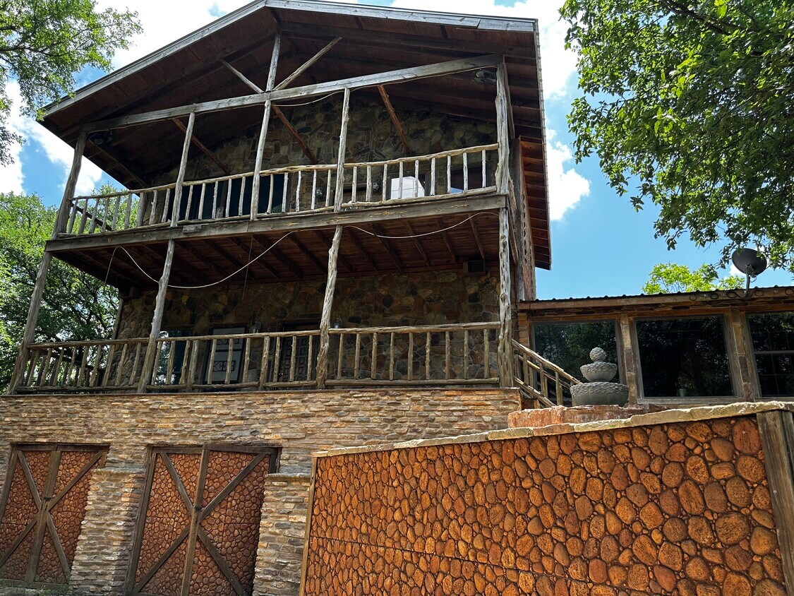 Primary Photo - 205 River Rd