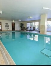 Building Photo - 245 N Vine St