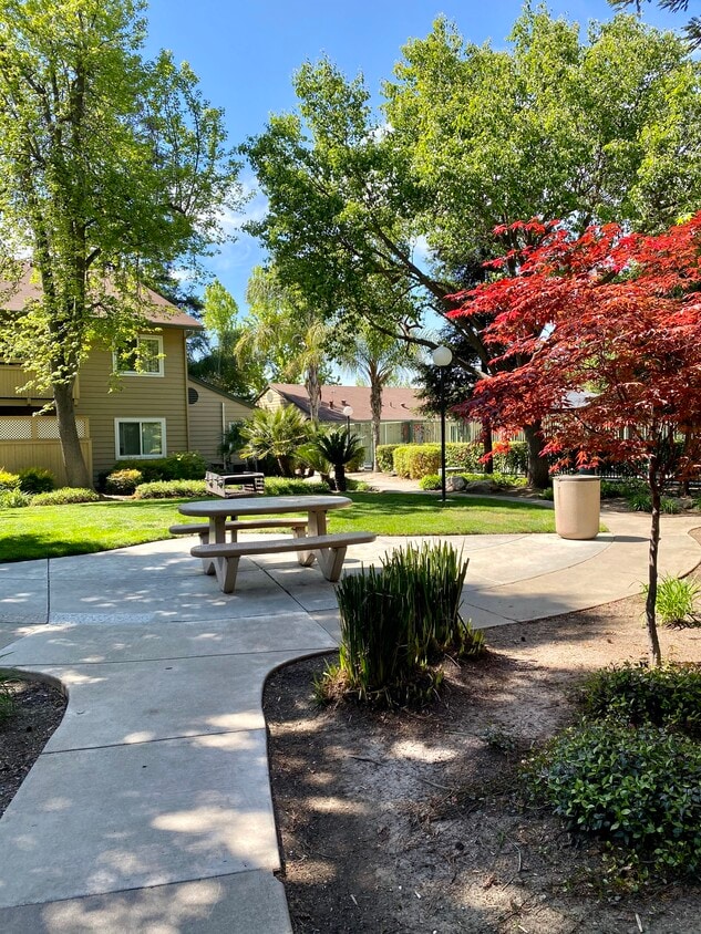 Valley Oak Apartments Rentals in Modesto at 2300 Oakdale Rd Modesto, CA