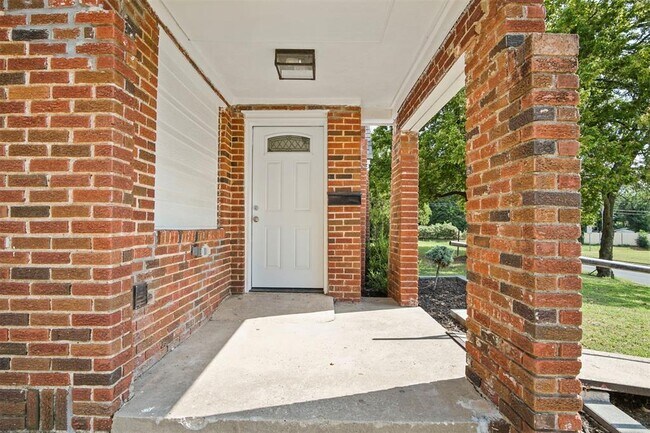 Building Photo - 1704 Cairo Ave