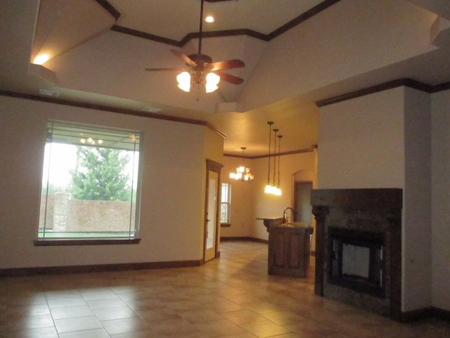 Building Photo - Beautiful 3 bed with office  bonus room.