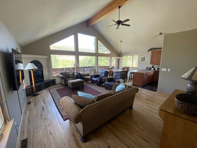 Upstairs Living Room - 588 Lake View Cir W