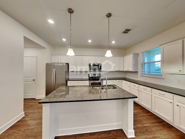 Building Photo - 405 Crestrun Loop