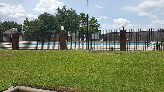 Building Photo - 13620 Rosewood St