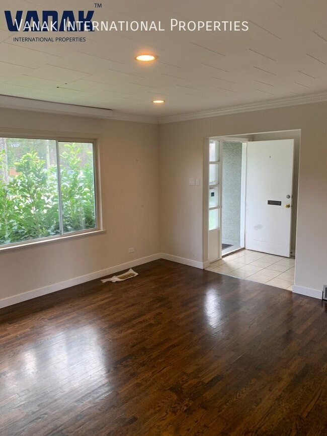 Building Photo - 2 Bed / 1 Bath Upper Unit in Maple Ridge