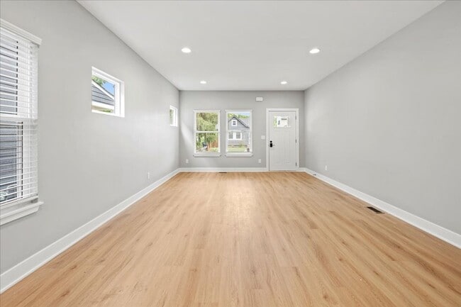 Building Photo - 619-619 W 39th St