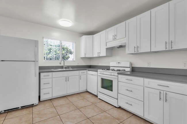 Building Photo - 419 N Van Ness Ave