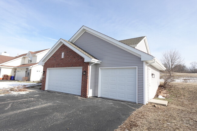 Building Photo - 2140 Maxine Ln