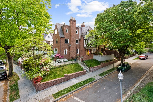Foto del edificio - 4400 Q St NW