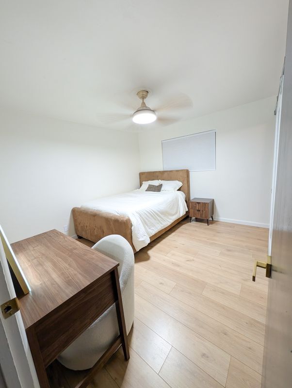 Foto principal - 1309 W 10th St