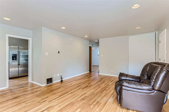 Building Photo - Beautiful 2 Bedroom 1 Bath With Bonus Room...