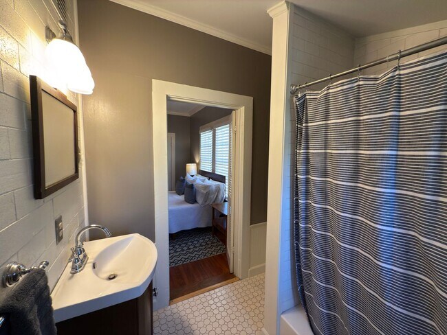 Foto del edificio - Premium Two Bedroom Cottage in the Garden ...
