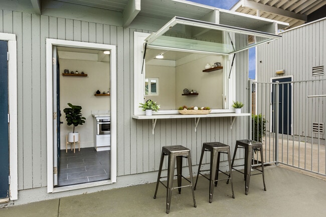 Asientos del bar al aire libre - Meadowbrook Apartments