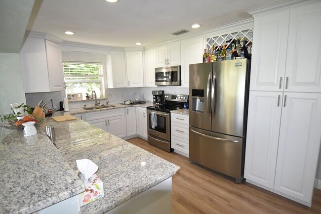 Foto del edificio - 1620 Lake Downey Dr
