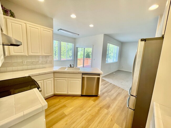 Building Photo - $500 first month rent credit!!! Convenient...