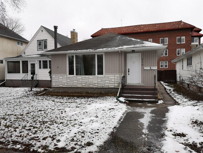 Photo du bâtiment - 715 Warsaw Ave