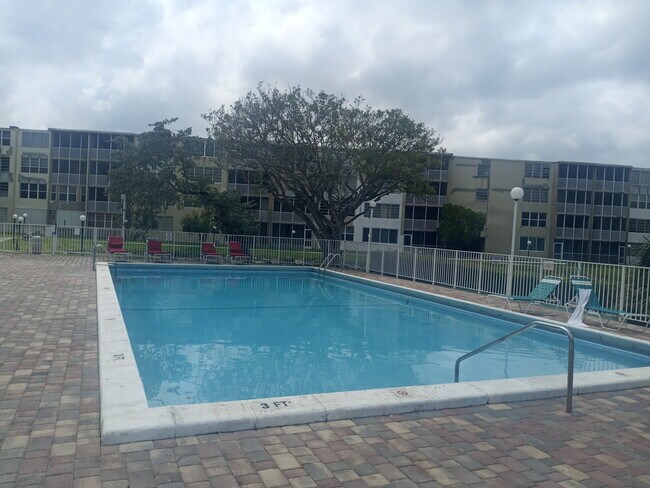 Foto del edificio - 1710 NE 191st St