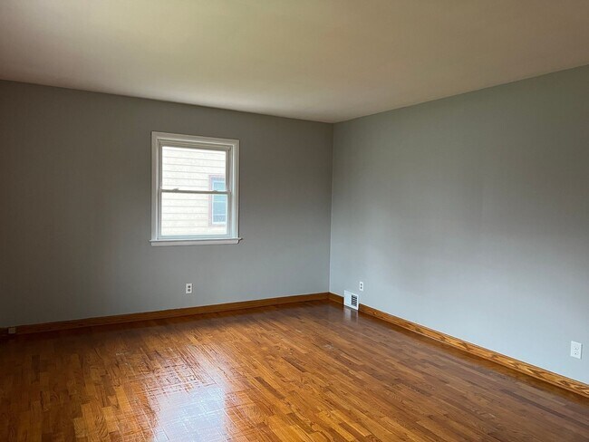 Foto del edificio - 2-BDR 2-BTH Ranch with Basement, Fenced Ya...