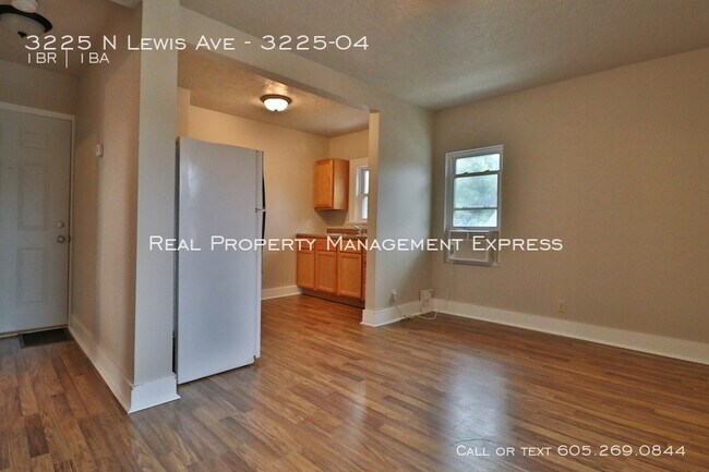 Foto del edificio - 3225 N Lewis Ave