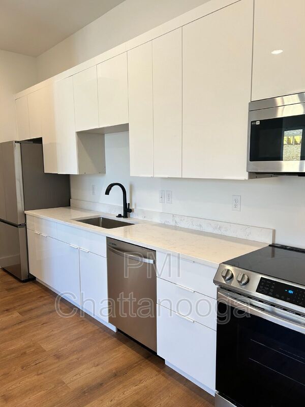 Building Photo - 975 Montague Pl