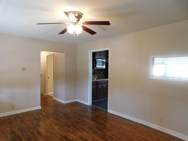 Building Photo - Beautiful 3 bedrrom/1 bath home in El Dorado!